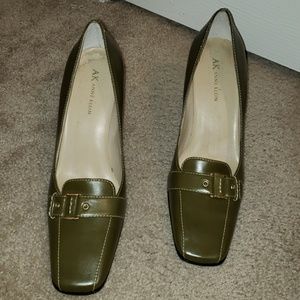 Anne Klein NWOT olive colored heels sz 9M